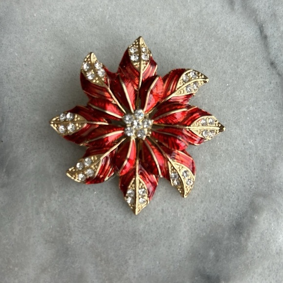 Brooch vintage red poinsettia gold tone with crystal accents makers mark CN - Picture 2 of 9